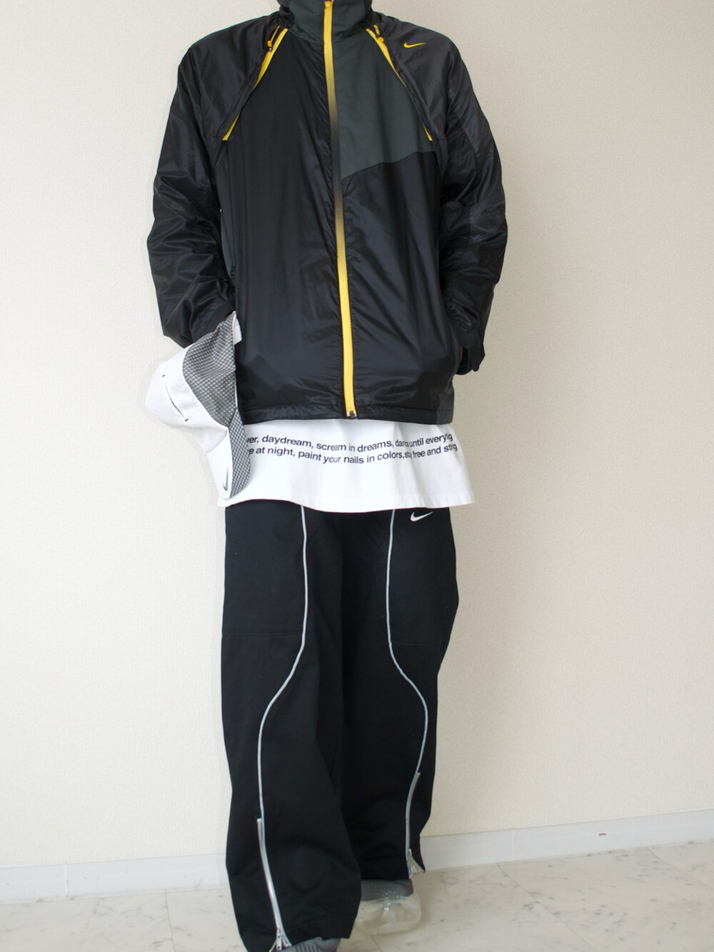 ブラック系のジャケット/アウター、ブラック系のその他パンツ、グレー系のスニーカーを着用したメンズの春コーディネートの2枚目の写真