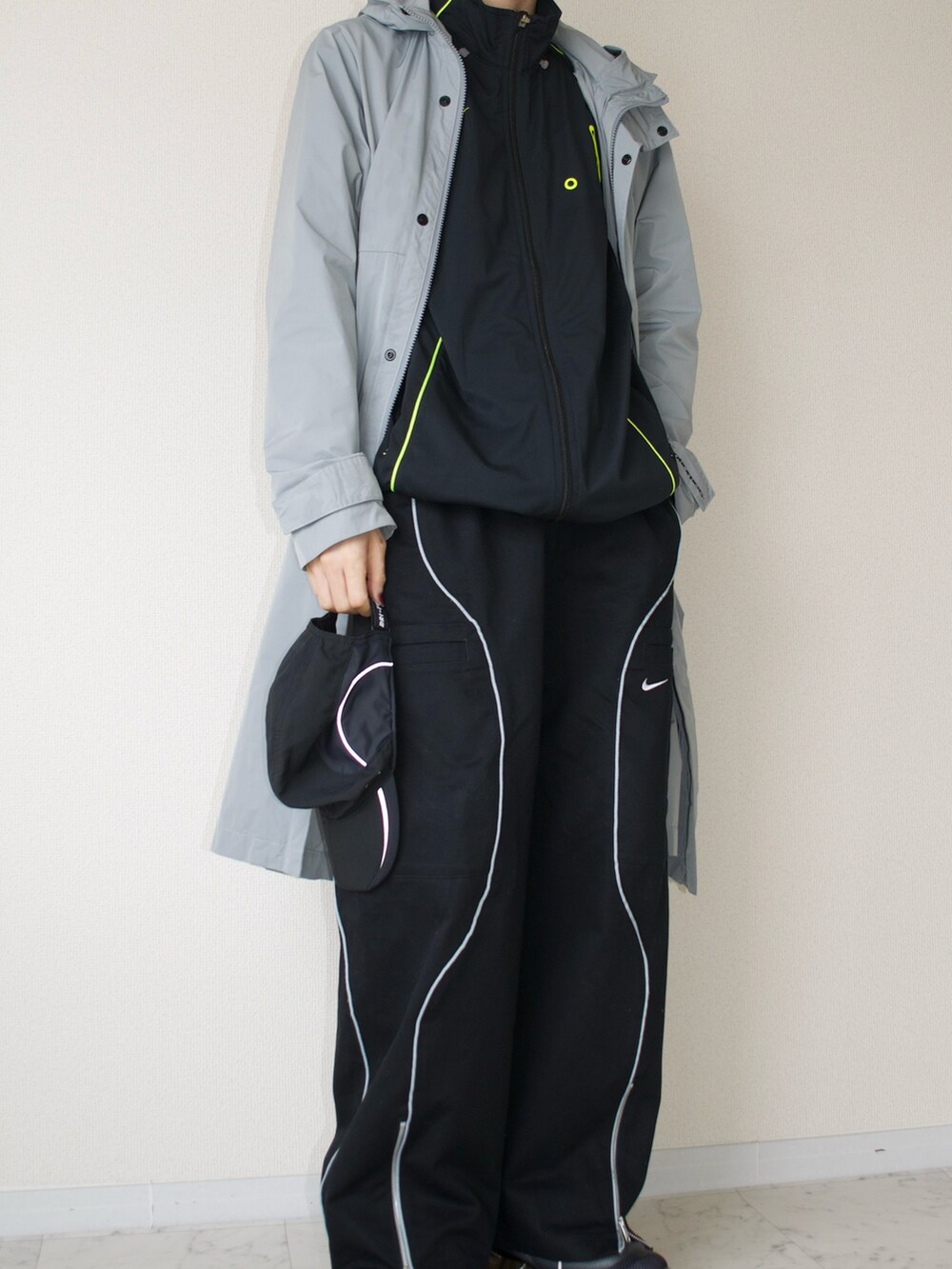 グレー系のジャケット/アウター、ブラック系のジャージ、ブラック系のその他パンツを着用したメンズの春コーディネートの2枚目の写真
