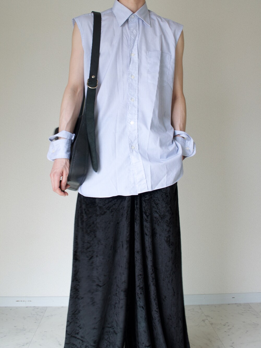 ホワイト系のシャツ/ブラウス、ブラック系のパンツ、ブラック系のドレスシューズを着用したメンズの夏コーディネートの2枚目の写真