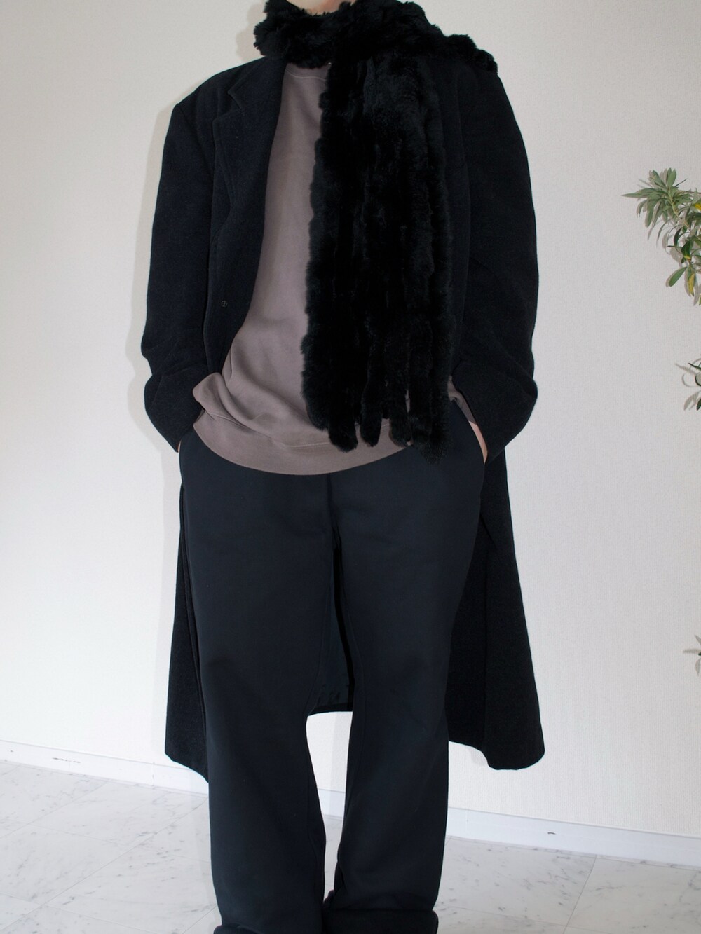 グレー系のチェスターコート、グレー系のチェスターコート、グレー系のスウェットを着用したメンズの冬コーディネートの2枚目の写真