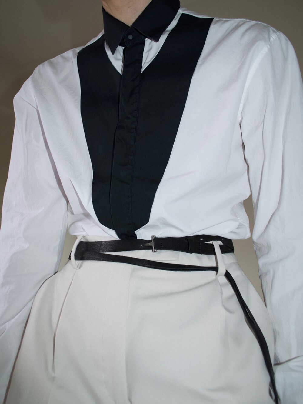 ホワイト系のトップスを着用したメンズの夏コーディネートの2枚目の写真