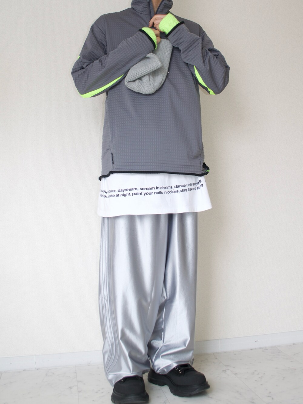 グレー系のトップス、グレー系のその他パンツ、ブラック系のスニーカーを着用したメンズの春コーディネートの2枚目の写真