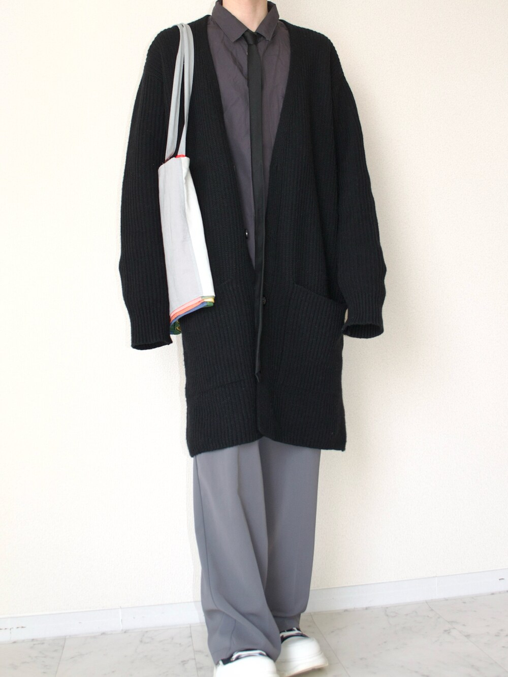 ブラック系のカーディガン/ボレロ、グレー系のシャツ/ブラウス、グレー系のスラックスを着用したメンズの春コーディネートの2枚目の写真