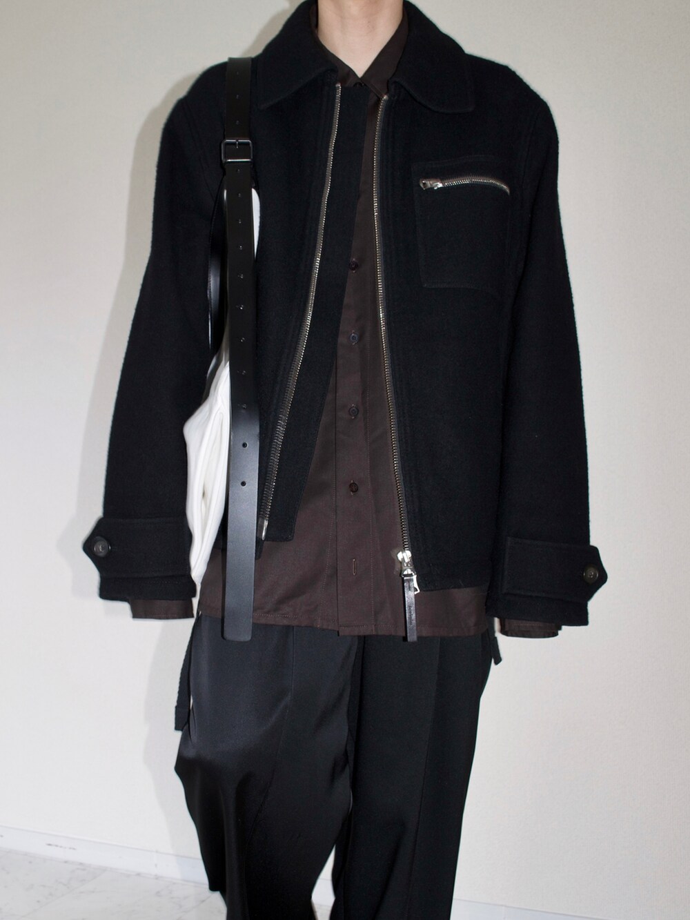 ブラック系のジャケット/アウター、ブラウン系のシャツ/ブラウス、ブラック系のスラックスを着用したメンズの秋コーディネートの2枚目の写真