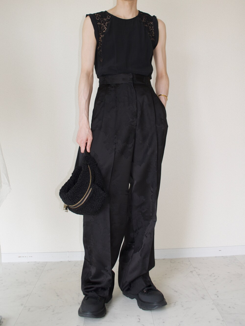 ブラック系のスラックスを着用したメンズの夏コーディネートの2枚目の写真