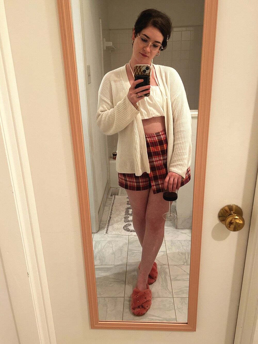 ピンク系のスカート、ホワイト系のチューブトップ、その他のブーツを着用したレディースの夏コーディネートの2枚目の写真