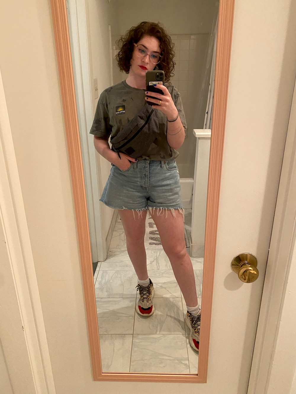 「jorts、distressed、tie dye、bumbag、fannypack、crossbody、summer、sneakerstyle、sneaker、green、patternmixing、leopard、redlip、denim、pattern」｜「madewellのアイテム（デニムパンツ、ブルー系）」を使った、Livさん（レディース・163cm）の夏コーディネートの2枚目の写真