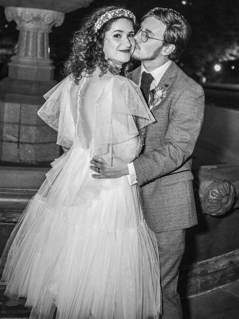 ホワイト系のドレス、その他のパンプス、ホワイト系のアンサンブルを着用したレディースの冬コーディネートの2枚目の写真