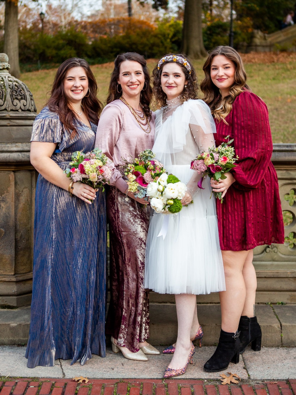 ホワイト系のドレス、その他のパンプス、ホワイト系のアンサンブルを着用したレディースの冬コーディネートの4枚目の写真