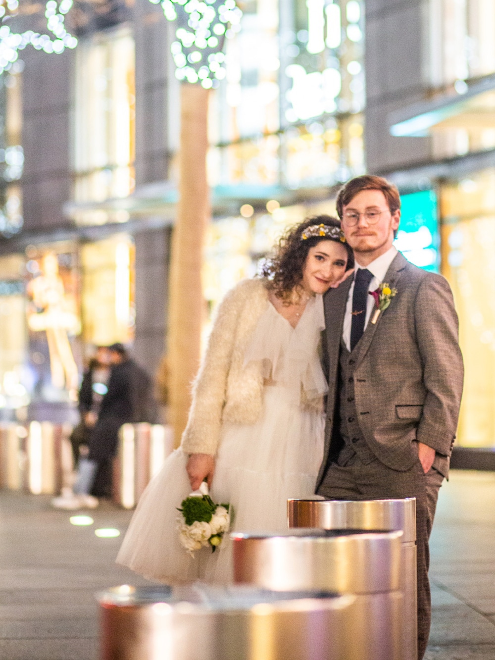 ホワイト系のドレス、その他のパンプス、ホワイト系のアンサンブルを着用したレディースの冬コーディネートの3枚目の写真