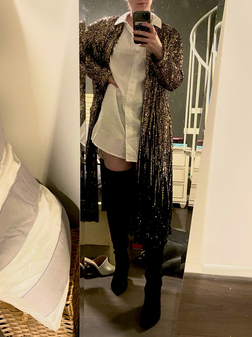 ゴールド系のノーカラージャケットを着用したレディースの冬コーディネートの2枚目の写真