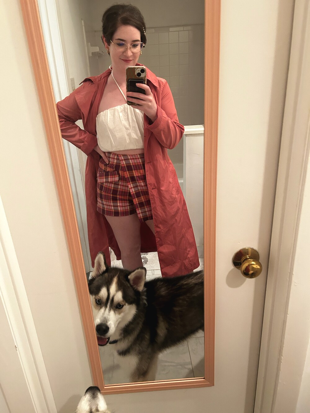 ピンク系のスカート、ホワイト系のチューブトップ、その他のブーツを着用したレディースの夏コーディネートの3枚目の写真