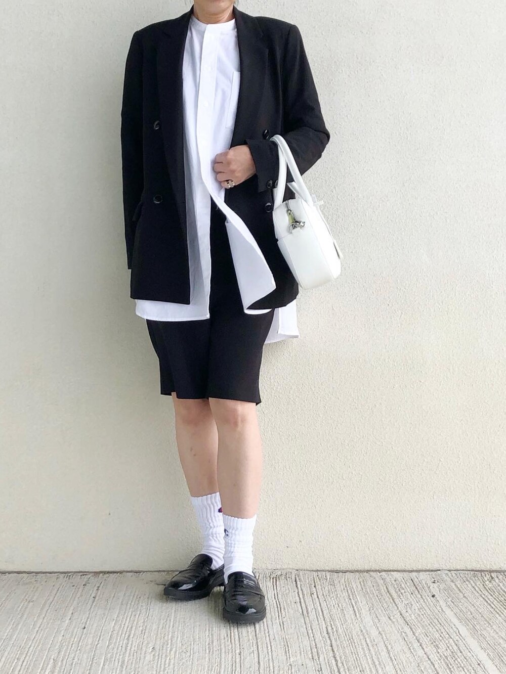 ホワイト系のボストンバッグ、ブラック系のセットアップ、ホワイト系のソックス/靴下を着用したレディースの春コーディネートの2枚目の写真