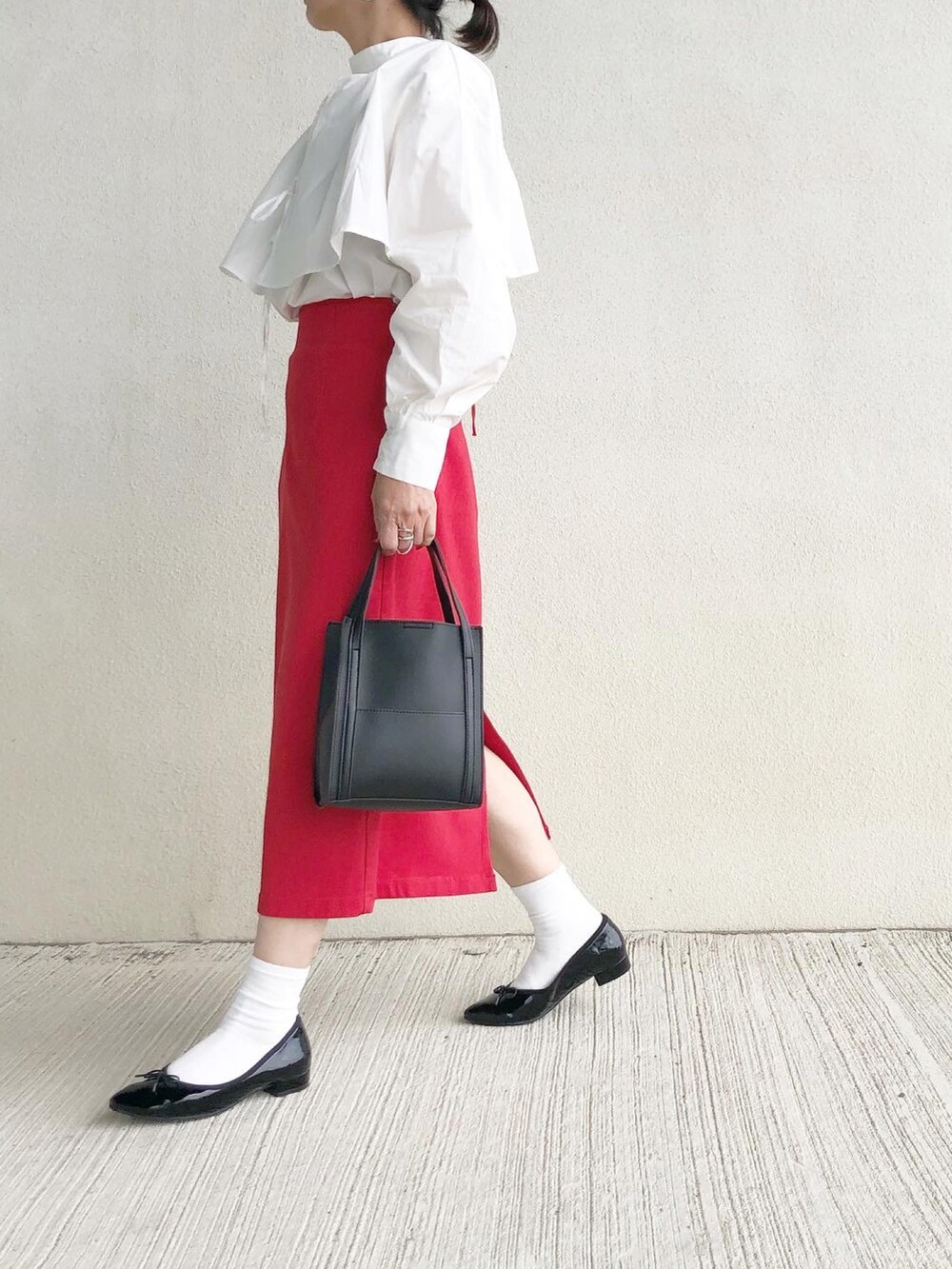 ブラック系のトートバッグ、ブラック系のバレエシューズ、ホワイト系のシャツ/ブラウスを着用したレディースの春コーディネートの2枚目の写真
