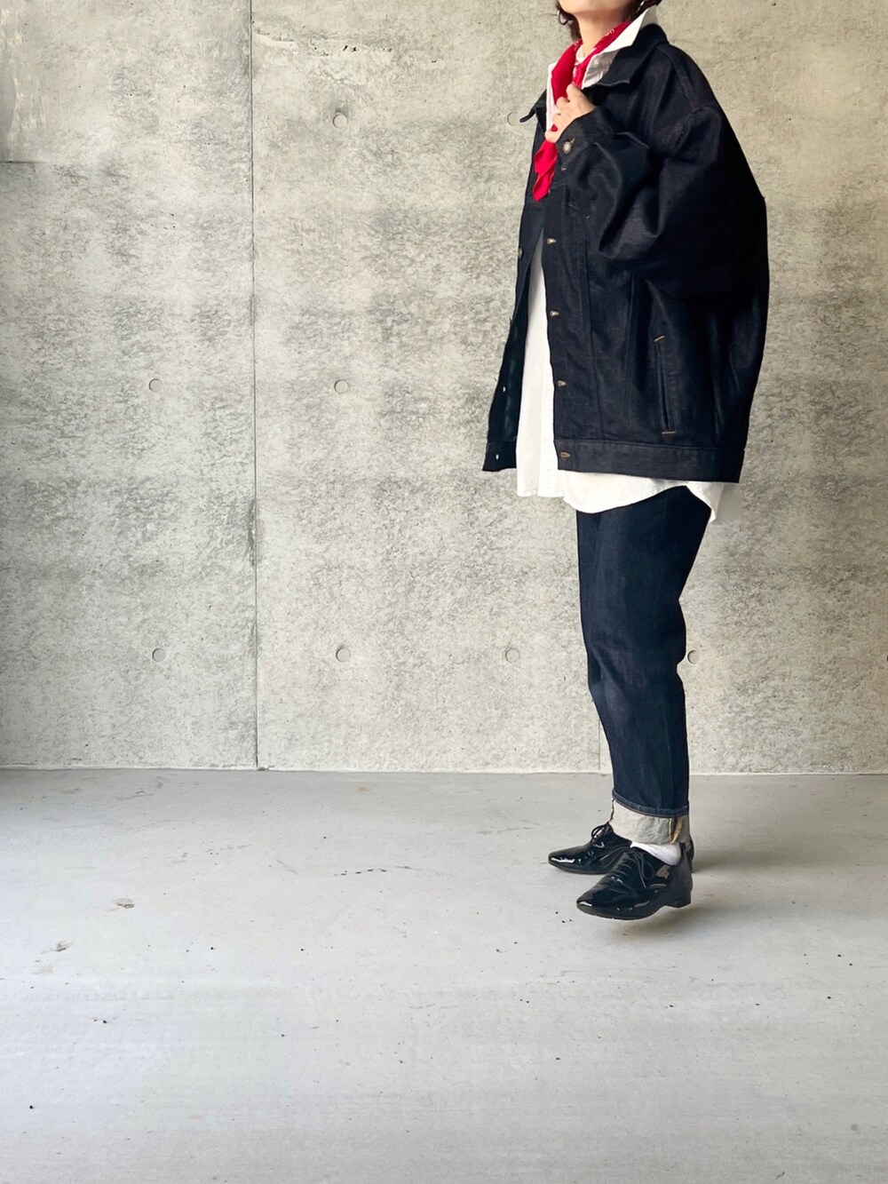 ブルー系のデニムジャケット、ブラック系のその他シューズ、ホワイト系のシャツ/ブラウスを着用したレディースの冬コーディネートの2枚目の写真