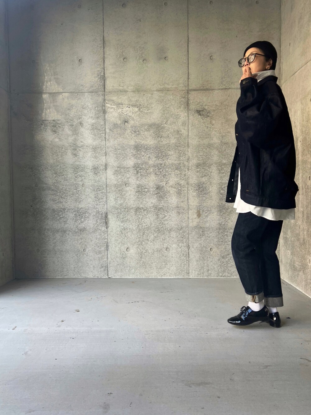 ブルー系のデニムジャケット、ブラック系のその他シューズ、ホワイト系のシャツ/ブラウスを着用したレディースの冬コーディネートの3枚目の写真