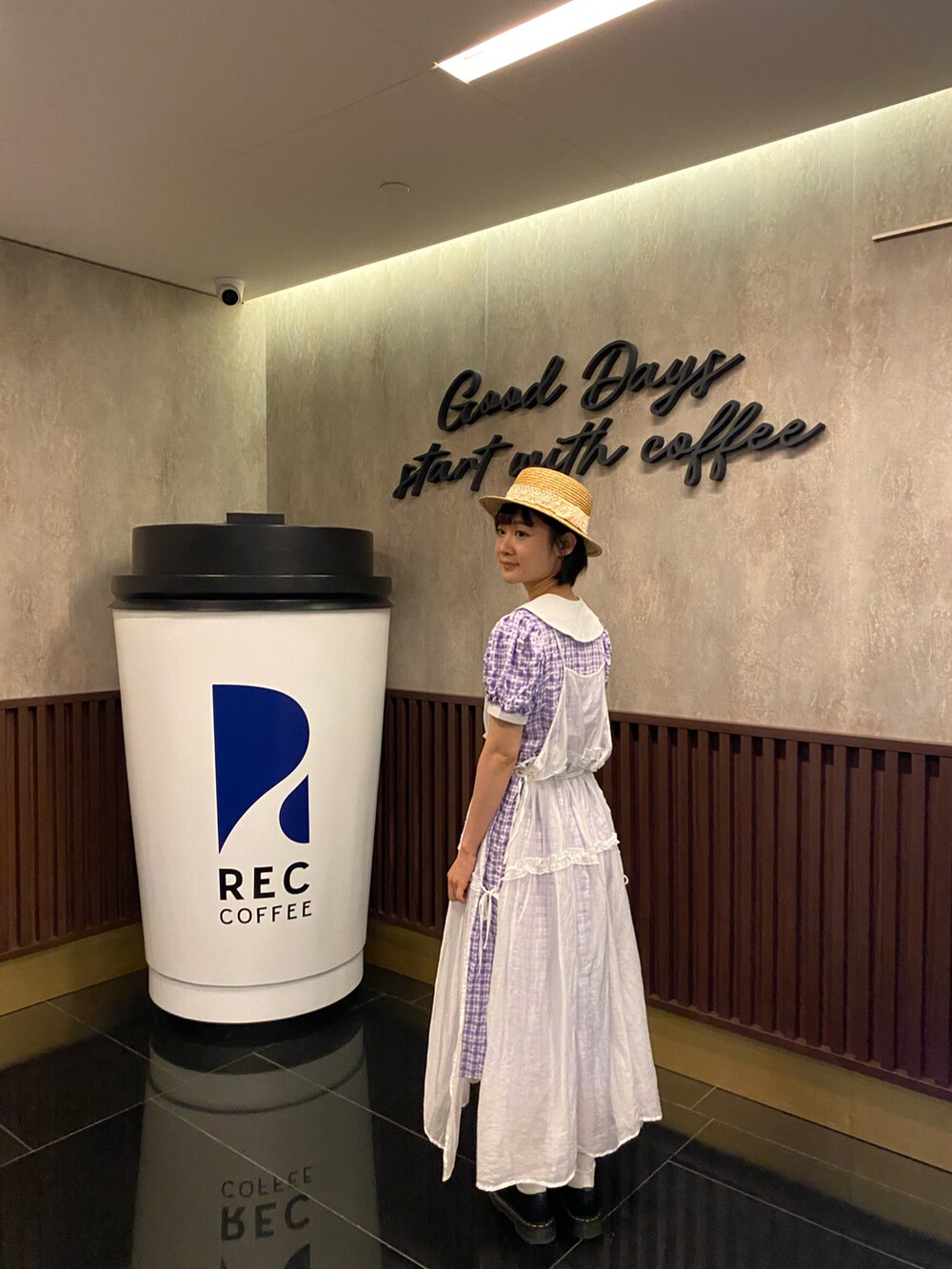 ブラック系のシューズを着用したレディースの冬コーディネートの2枚目の写真