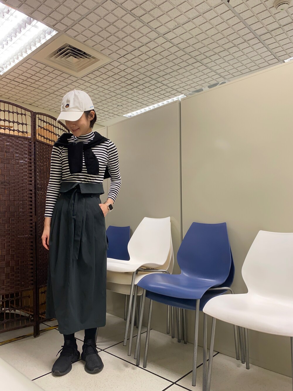 グレー系のパンツ、その他のトップスを着用したレディースの冬コーディネートの2枚目の写真