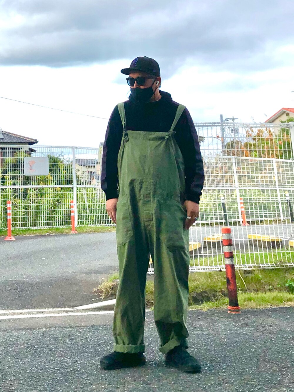 その他のパンツ、ブラック系のサンダル、ブラック系のパーカーを着用したメンズの秋コーディネートの2枚目の写真