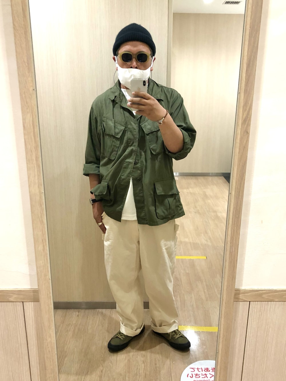 「大人カジュアル、ワイドパンツ、アメカジコーデ、アメカジ、初夏コーデ、白パンツ、ペインターパンツ、ミリタリー、ミリタリージャケット、ワークパンツ、ニット帽、ビーニー、サングラス、白Tシャツ、アクセサリー」|「TRADESMANのTRADESMAN/トレーズマン PAINTER PANTS DYE&WASH パンツ/ペインターパンツ(その他パンツ、ホワイト系)」を使った、gottusoさん(メンズ・179cm)の夏コーディネートの3枚目の写真