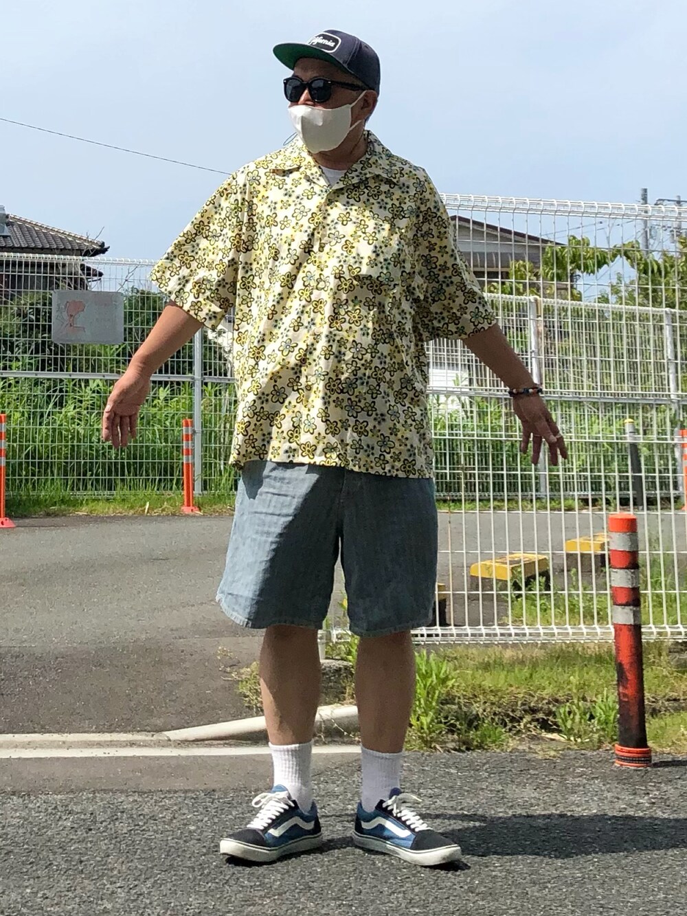 ブルー系のデニムパンツ、ブルー系のスニーカー、イエロー系のシャツ/ブラウスを着用したメンズの夏コーディネートの3枚目の写真