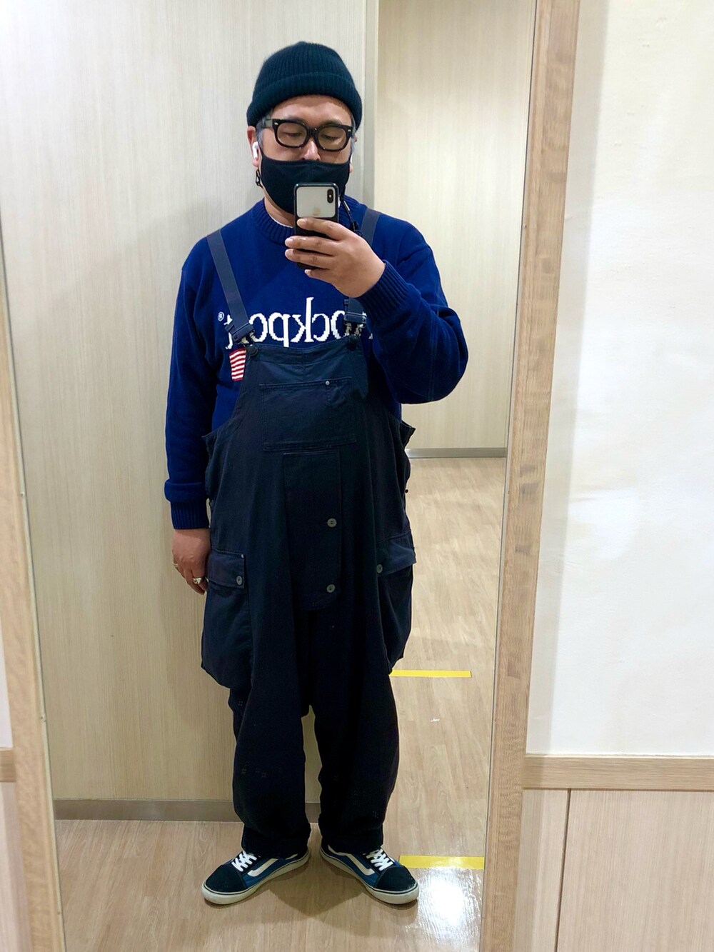 ブルー系のスニーカー、ブルー系のその他パンツ、ブルー系のジャケット/アウターを着用したメンズの春コーディネートの2枚目の写真