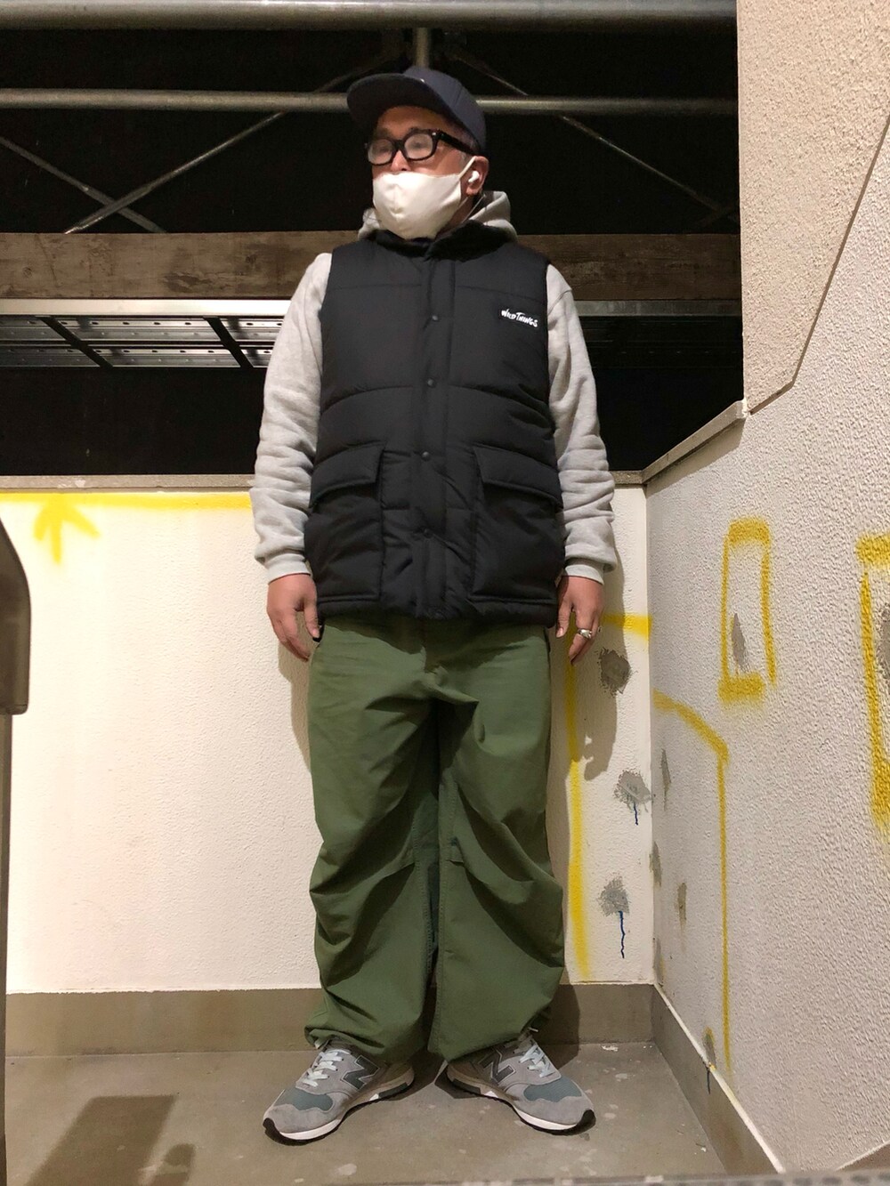 「メンズコーデ、ベスト、ダウンベスト、パーカー、フーディー、ワイドパンツ、New Balance、キャップ、アメカジ、アメカジコーデ、ストリート、ストリートコーデ、ミリタリー、ダウン、スニーカー」｜「Engineered Garmentsのアイテム（パンツ、グリーン系）」を使った、gottusoさん（メンズ・179cm）の冬コーディネートの2枚目の写真
