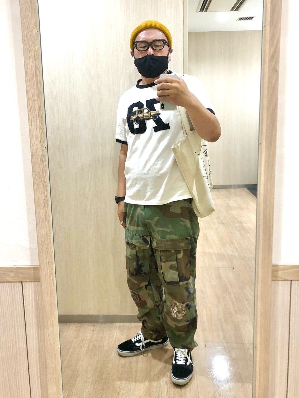 ブラック系のスニーカー、その他のカーゴパンツ、ホワイト系のTシャツ/カットソーを着用したメンズの夏コーディネートの3枚目の写真