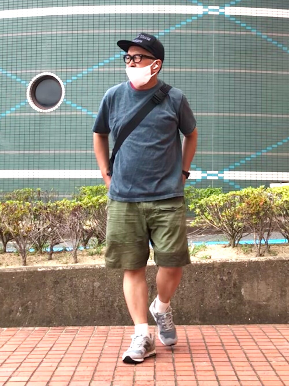 グリーン系のパンツ、ブルー系のスニーカー、ブルー系のTシャツ/カットソーを着用したメンズの夏コーディネートの2枚目の写真