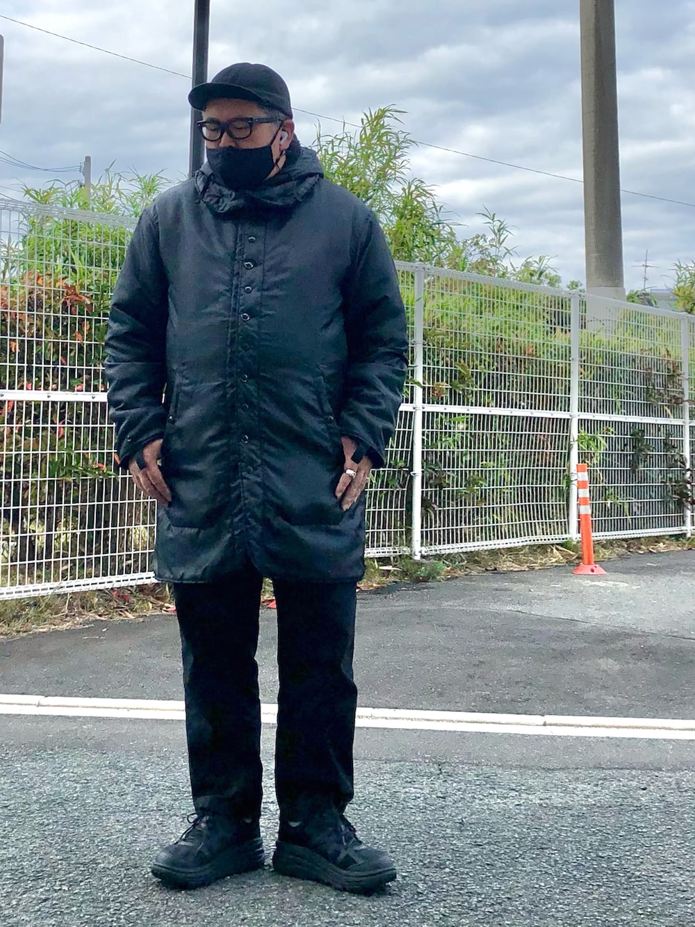 ブラック系のシャツ/ブラウス、ブラック系のジャケット/アウター、ブラック系のチノパンツを着用したメンズの秋コーディネートの3枚目の写真