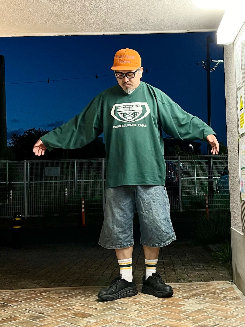 「ホッケーシャツ、スポーツミックス、ストリートコーデ、ストリート、90'sスタイル、ラインソックス、HOKAONEONE、オーバーサイズ、デニムパンツ、ハーフパンツ、40代ファッション、ペインターパンツ、キャップ、スニーカーコーデ、秋コーデ」｜「Engineered GarmentsのBondi B EG（スニーカー、ブラック系）」を使った、gottusoさん（メンズ・179cm）の秋コーディネートの2枚目の写真