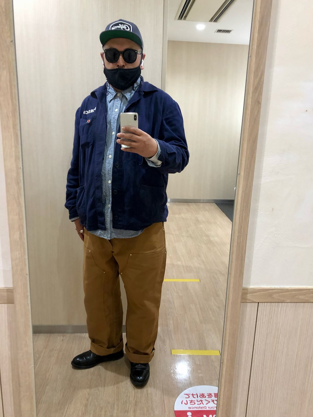 ブラウン系のその他パンツ、ブラック系のドレスシューズ、ブルー系のシャツ/ブラウスを着用したメンズの春コーディネートの2枚目の写真