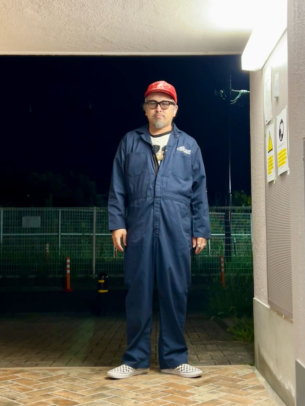 「秋っぽコーデ更新中、古着MIX、秋のコーデ、40代ファッション、オーバーオール、オールインワン、つなぎ、スリッポン、メッセンジャーバッグ、リンガーTシャツ、キャップ、アメカジ、アメカジコーデ、ワークパンツ、ストリート」｜「RED KAPのアイテム（つなぎ/オールインワン、ブルー系）」を使った、gottusoさん（メンズ・179cm）の秋コーディネートの2枚目の写真