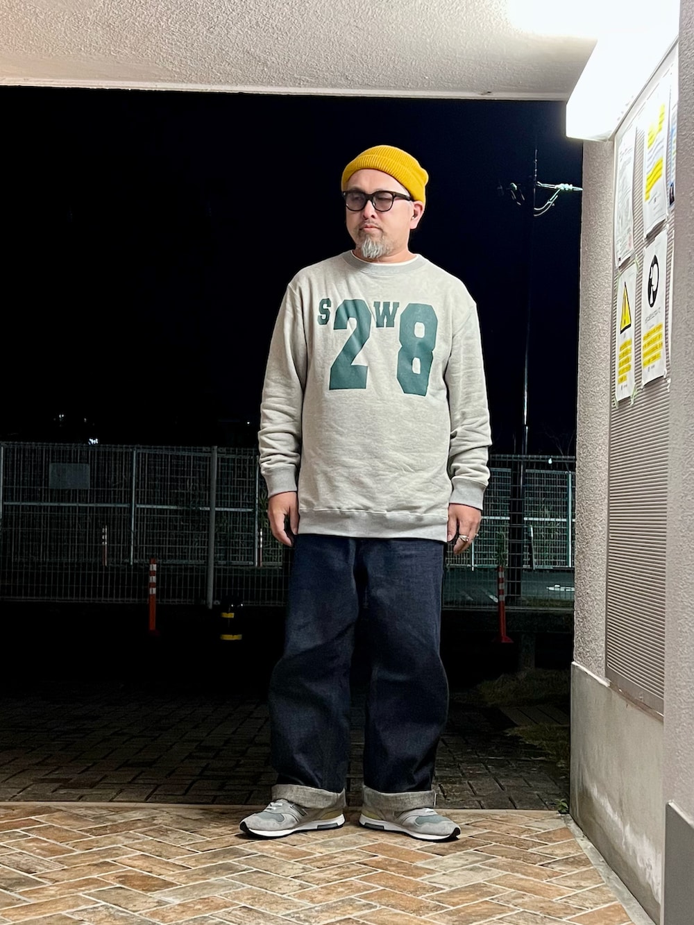 「冬コーデ、マイベストコーデ2024、ワイドデニム、デニムパンツ、スウェット、フリース、ニット帽、ビーニー、40代ファッション、リバーシブル、アメカジ、アメカジコーデ、ストリート、ストリートコーデ、サングラス」｜「Nigel Cabournのアイテム（デニムパンツ、ブルー系）」を使った、gottusoさん（メンズ・179cm）の冬コーディネートの2枚目の写真