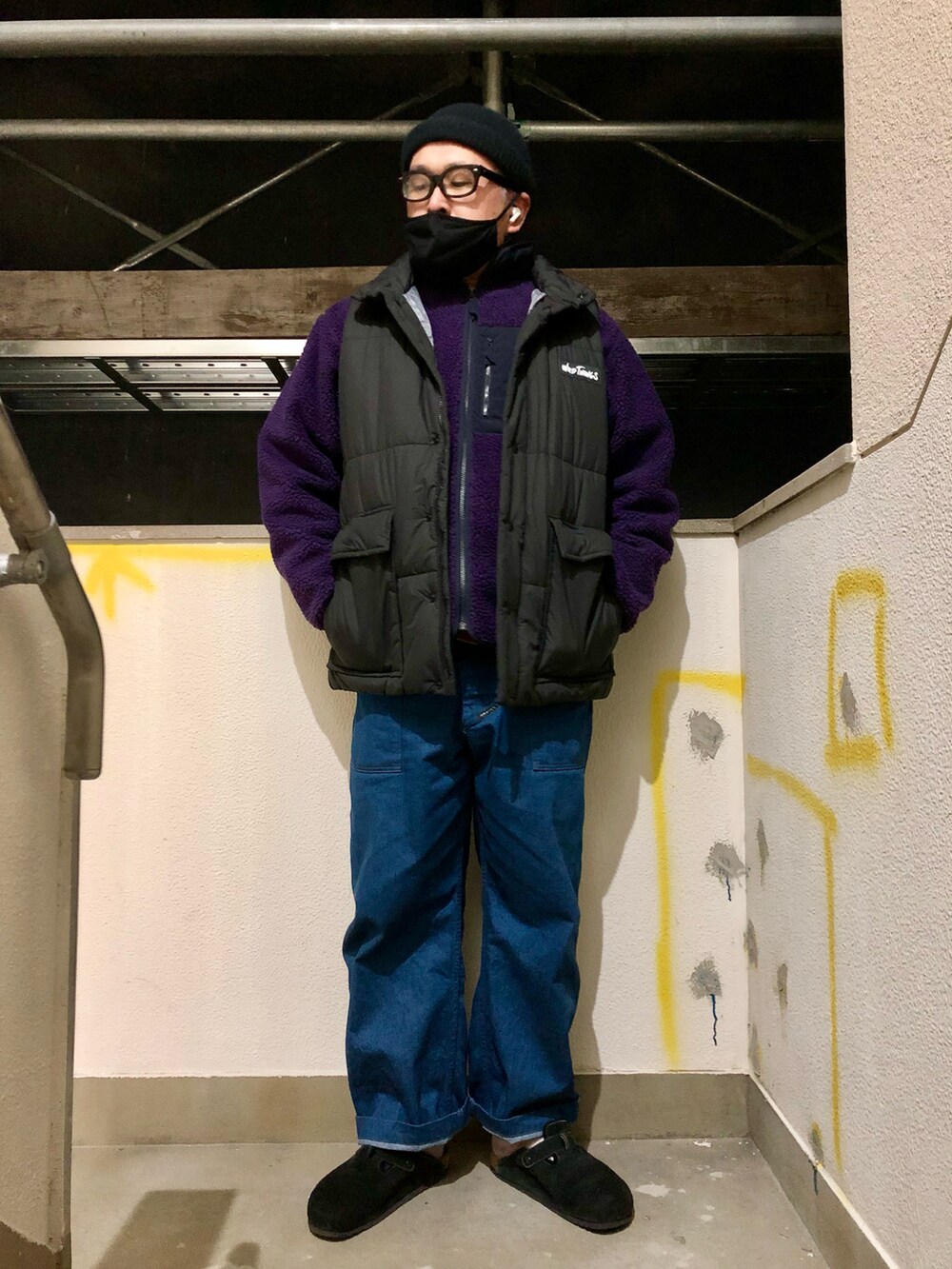 「ニット帽、ビーニー、スウェット、フリース、ダウンベスト、ダウン、デニムパンツ、サンダル、ワークパンツ、ワーク、アウトドアスタイル、アウターONアウター、レイヤードスタイル、アメカジ、アメカジコーデ」｜「FULLCOUNTのアイテム（デニムパンツ、ブルー系）」を使った、gottusoさん（メンズ・179cm）の冬コーディネートの2枚目の写真
