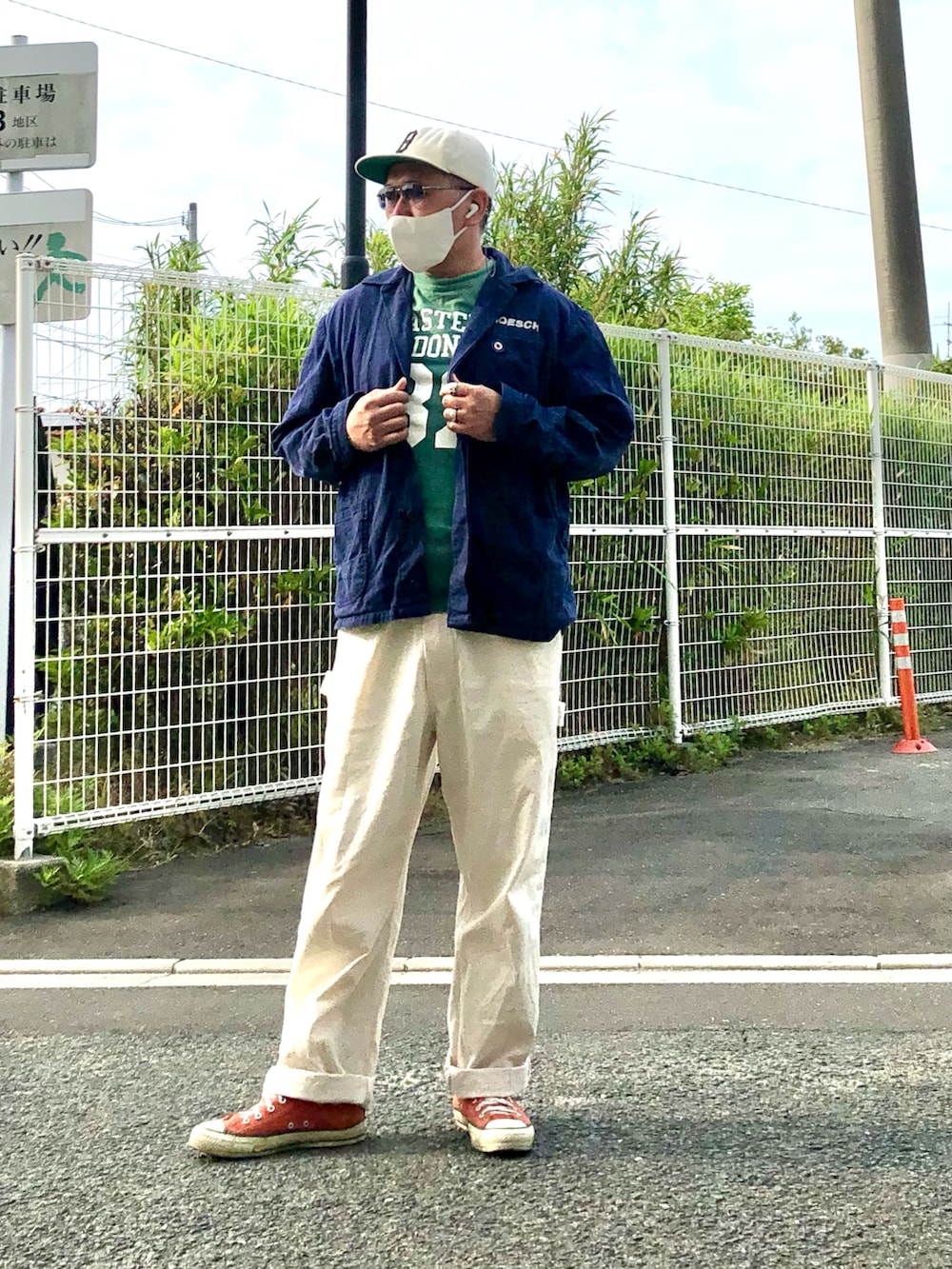 ホワイト系のその他パンツ、オレンジ系のスニーカー、グリーン系のTシャツ/カットソーを着用したメンズの春コーディネートの2枚目の写真