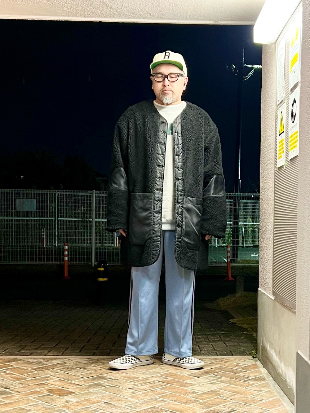 ブラック系のジャケット/アウター、ブルー系のパンツ、ブラック系のスニーカーを着用したメンズの冬コーディネートの2枚目の写真