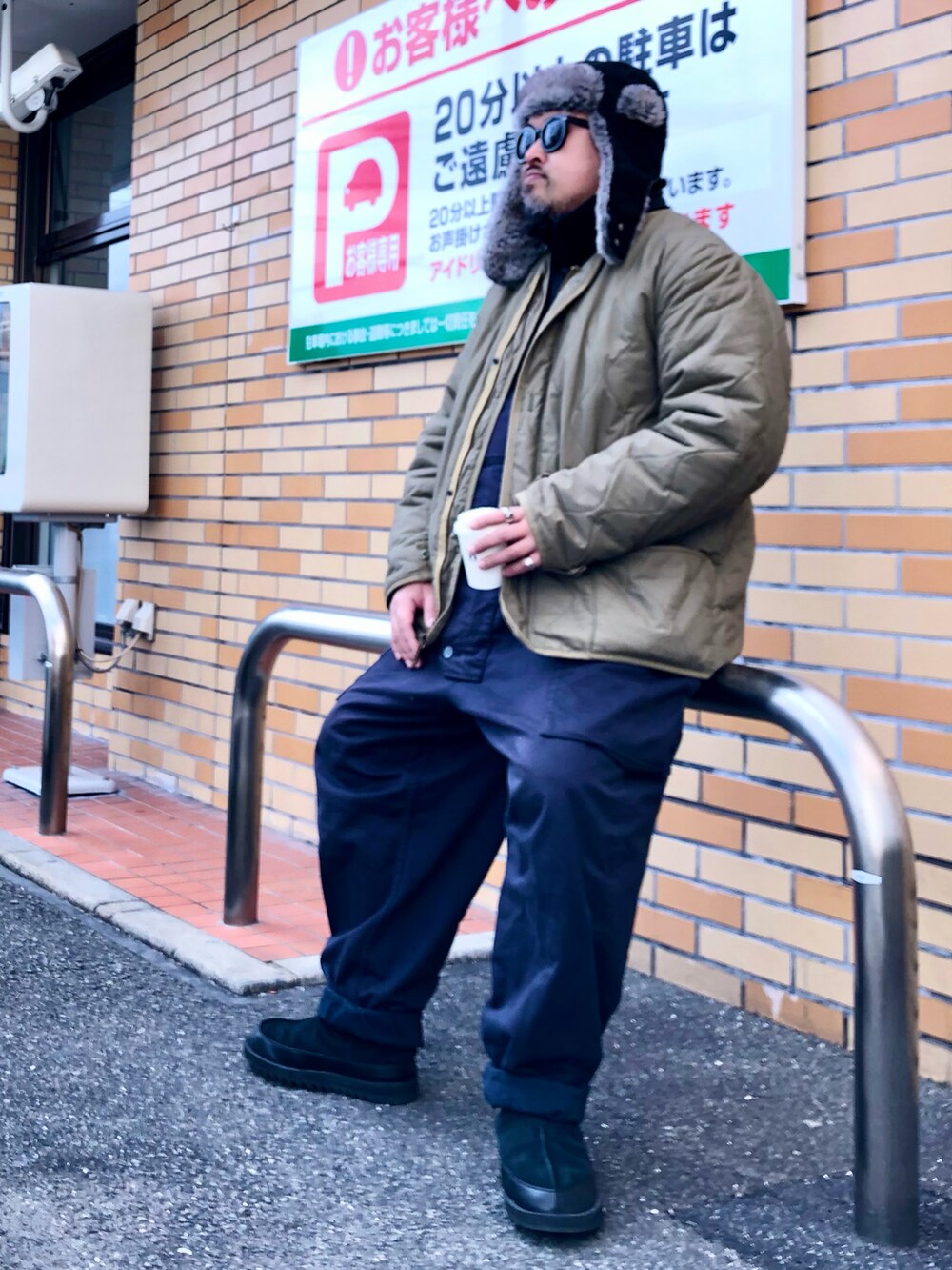 グリーン系のブルゾン、ブルー系のその他パンツ、ブラック系のブーツを着用したメンズの冬コーディネートの2枚目の写真