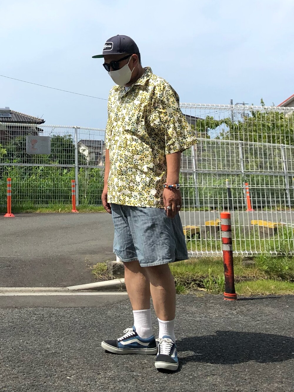 ブルー系のデニムパンツ、ブルー系のスニーカー、イエロー系のシャツ/ブラウスを着用したメンズの夏コーディネートの2枚目の写真