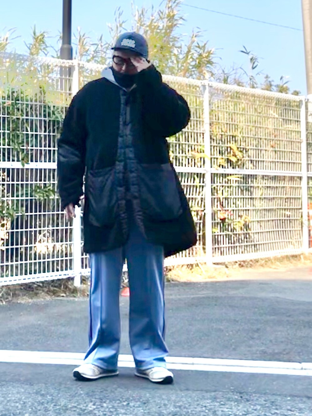 ブルー系のパンツ、グレー系のスニーカー、ブラック系のジャケット/アウターを着用したメンズの冬コーディネートの2枚目の写真