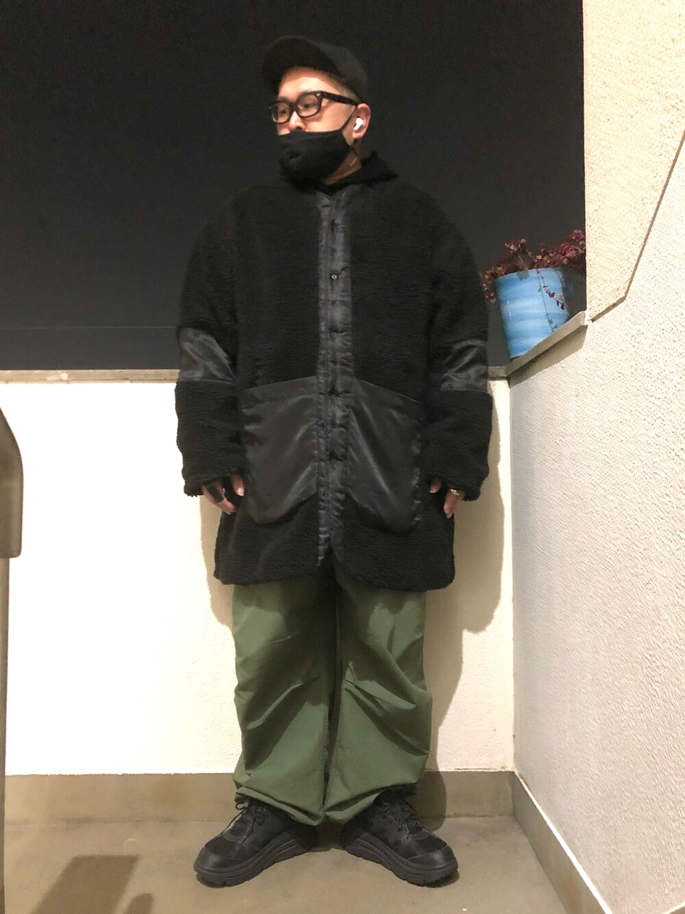 ブラック系のスニーカー、ブラック系のジャケット/アウター、グリーン系のパンツを着用したメンズの冬コーディネートの2枚目の写真