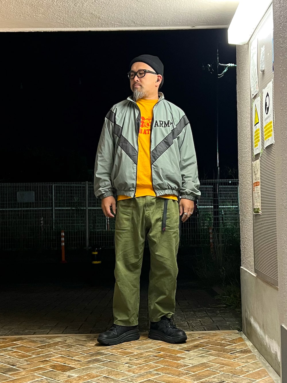 「古着MIX、ブルゾン、ミリタリージャケット、スウェット、テーパードパンツ、HOKAONEONE、ニット帽、ビーニー、ミリタリー、ストリート、ストリートコーデ、40代ファッション、レイヤードスタイル、メガネ男子、シルバーアクセサリー」|「Gramicciの【GRAMICCI/グラミチ】LOOSE TAPERED PANTS ルーズテーパードパンツ(その他パンツ、グリーン系)」を使った、gottusoさん(メンズ・179cm)の秋コーディネートの2枚目の写真