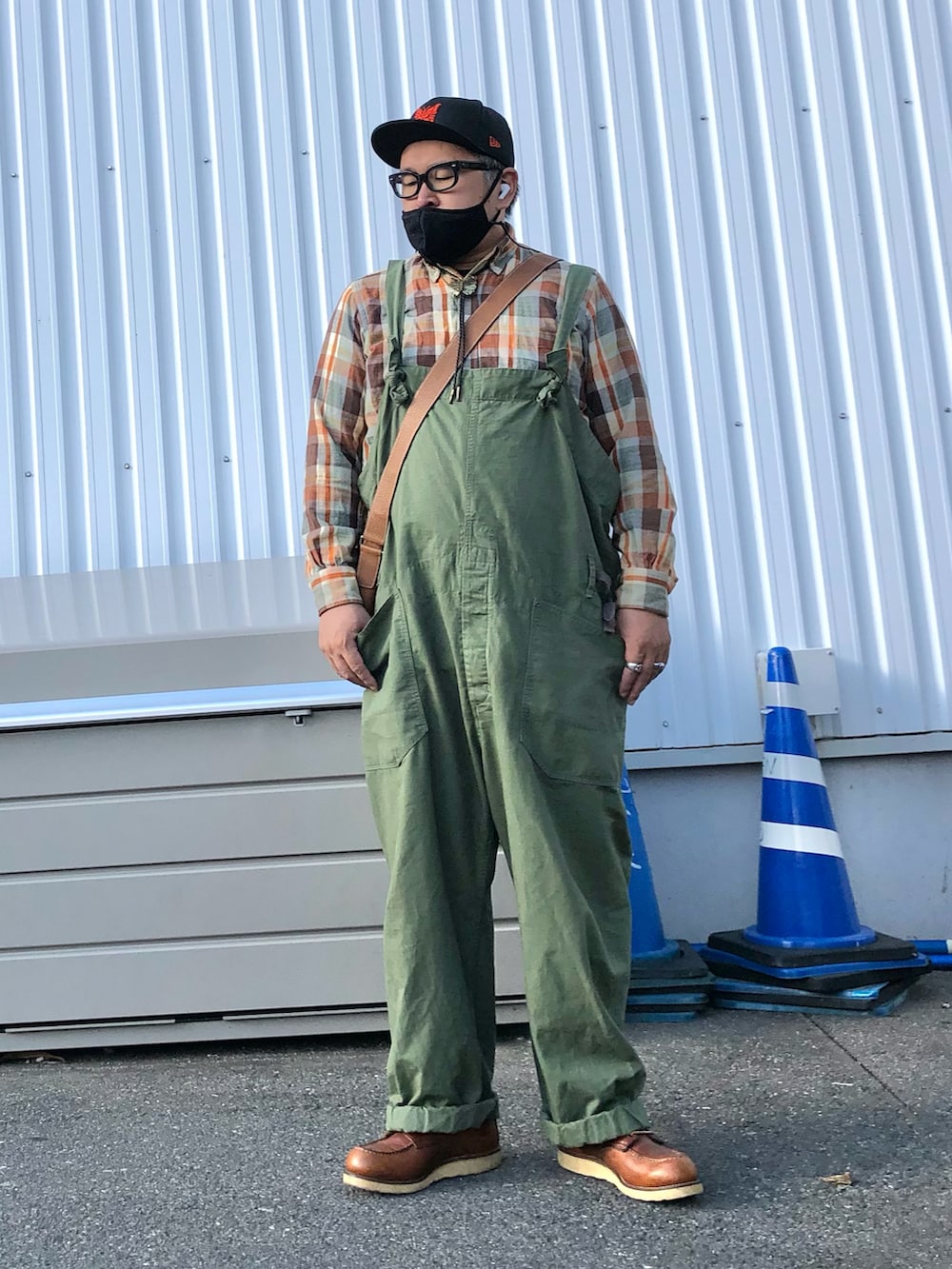 ブラウン系のブーツ、その他のパンツ、ブラウン系のシャツ/ブラウスを着用したメンズの秋コーディネートの2枚目の写真