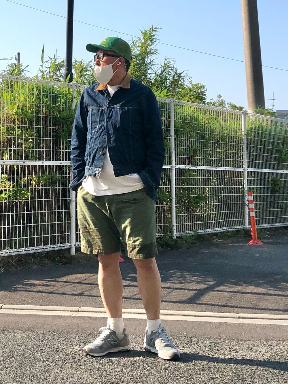 「FUDGEBOYのトラッドスタイル、トートバッグ、メガネ男子、Gジャン、デニムジャケット、ハーフパンツ、キャップ、白Tシャツ、アメカジ、アメカジコーデ、ショートパンツ、レイヤードスタイル、スニーカーコーデ、New Balance、サーフ」|「Mark Gonzalesのアイテム(トートバッグ、ベージュ系)」を使った、gottusoさん(メンズ・179cm)の春コーディネートの2枚目の写真