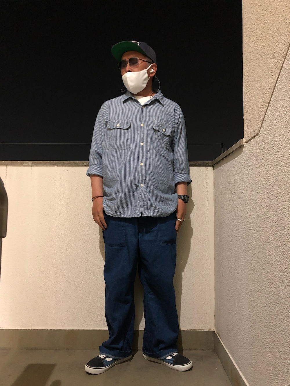 ブルー系のデニムパンツ、ブルー系のスニーカー、ブルー系のシャツ/ブラウスを着用したメンズの春コーディネートの2枚目の写真