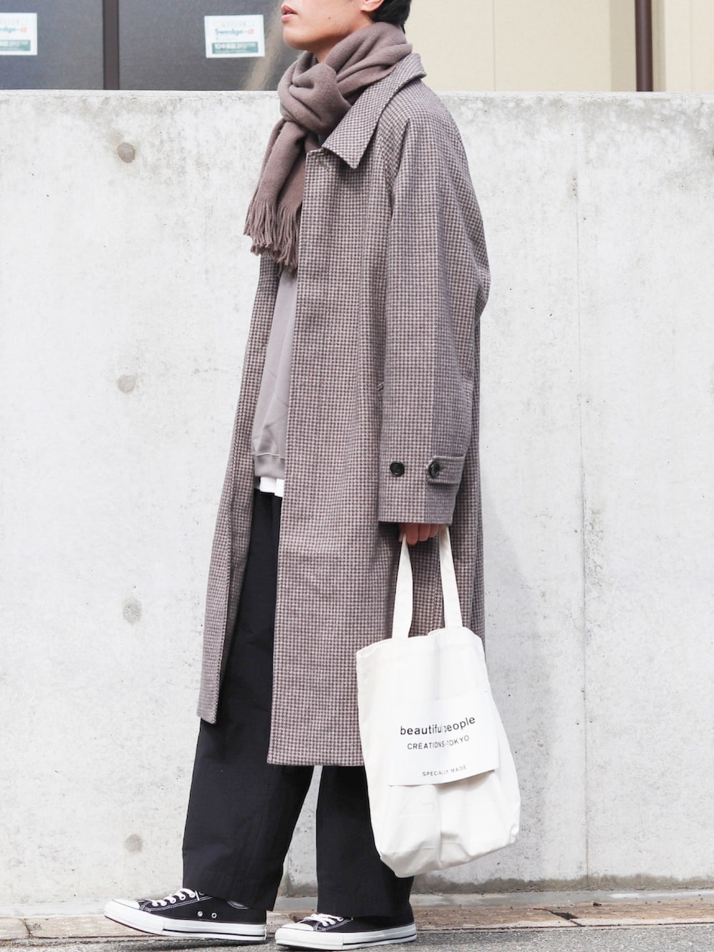 「チェック、スウェット、マフラー、ステンカラーコート、MHL.、冬コーデ、レイヤードスタイル、EMMA  CLOTHES、remer、未来のWEARISTAプロジェクト」｜「EMMA CLOTHESのオーバーサイズ ラグランスリーブ ロングバルマカンコート/ルーズバルカラーコート2021-2022WINTER(EMMA CLOTHES)（ステンカラーコート、ブラウン系）」を使った、ノエル（40代お洒落コーデ）さん（メンズ・177cm）の秋コーディネートの2枚目の写真