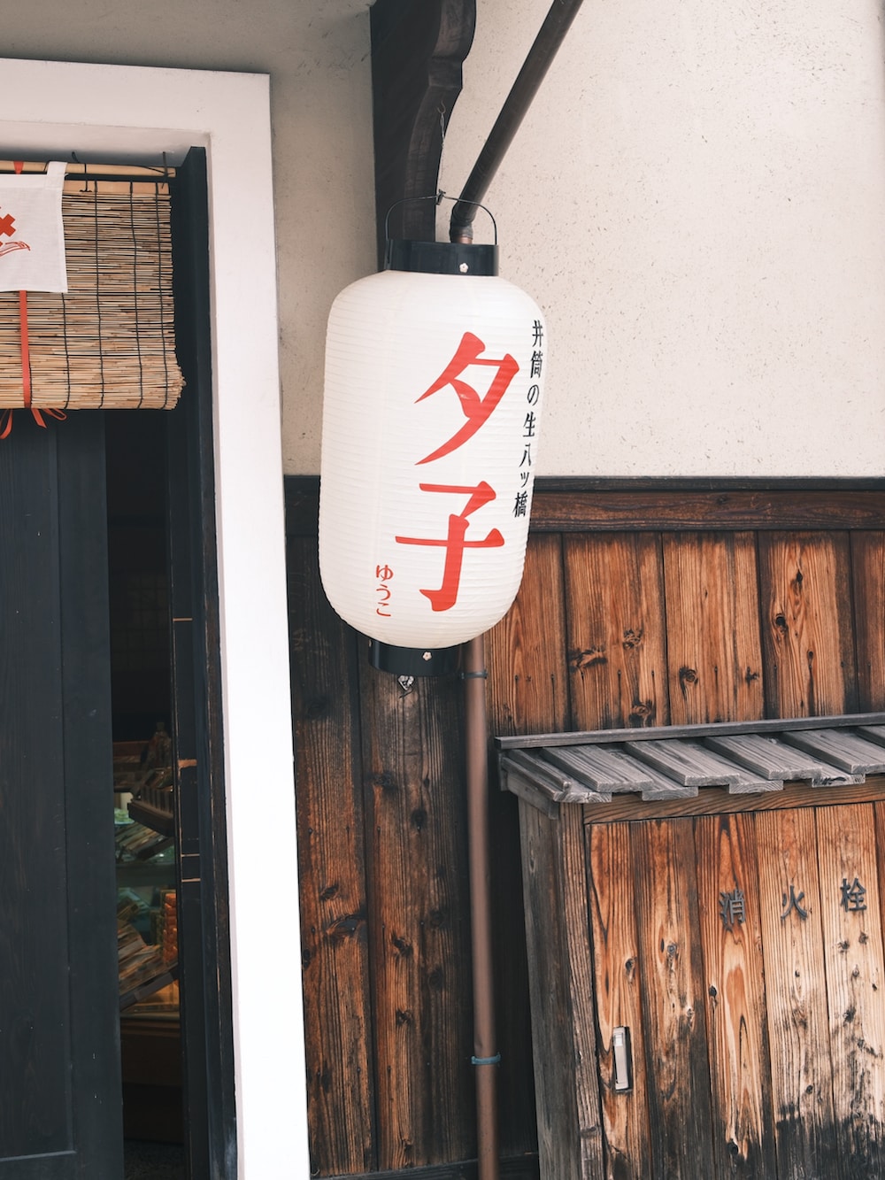 グレー系のTシャツ/カットソー、ホワイト系のスニーカー、ブルー系のデニムパンツを着用したメンズの夏コーディネートの4枚目の写真