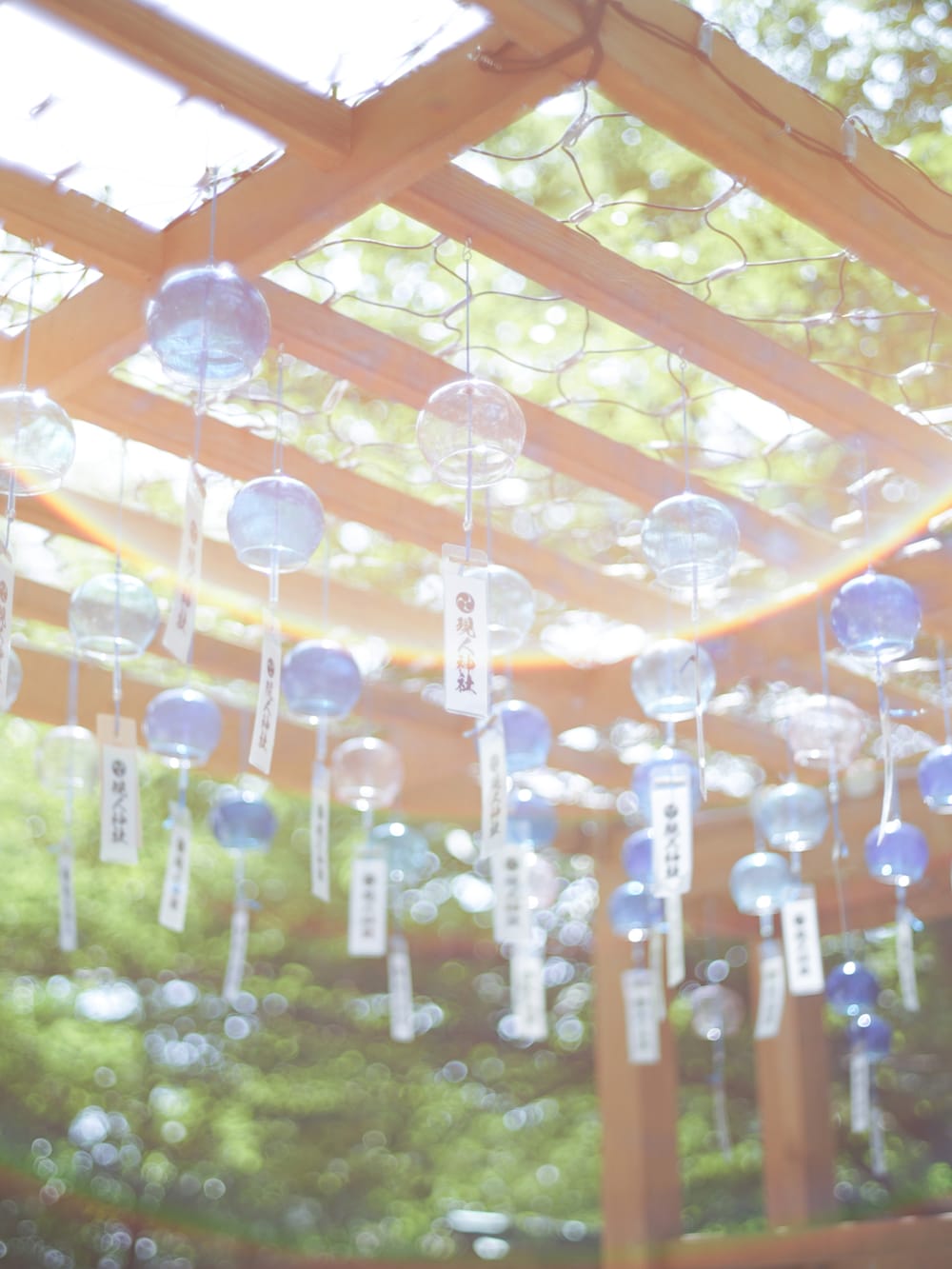 ブルー系のシャツ/ブラウス、ホワイト系のタンクトップ、ブラック系のサンダルを着用したメンズの夏コーディネートの2枚目の写真