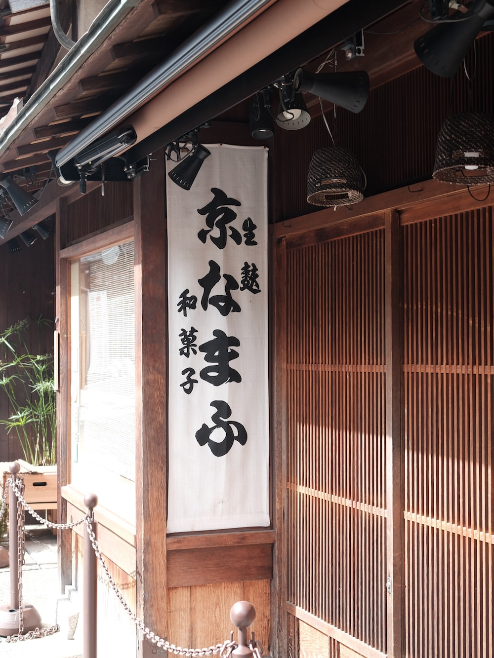 グレー系のTシャツ/カットソー、ホワイト系のスニーカー、ブルー系のデニムパンツを着用したメンズの夏コーディネートの2枚目の写真