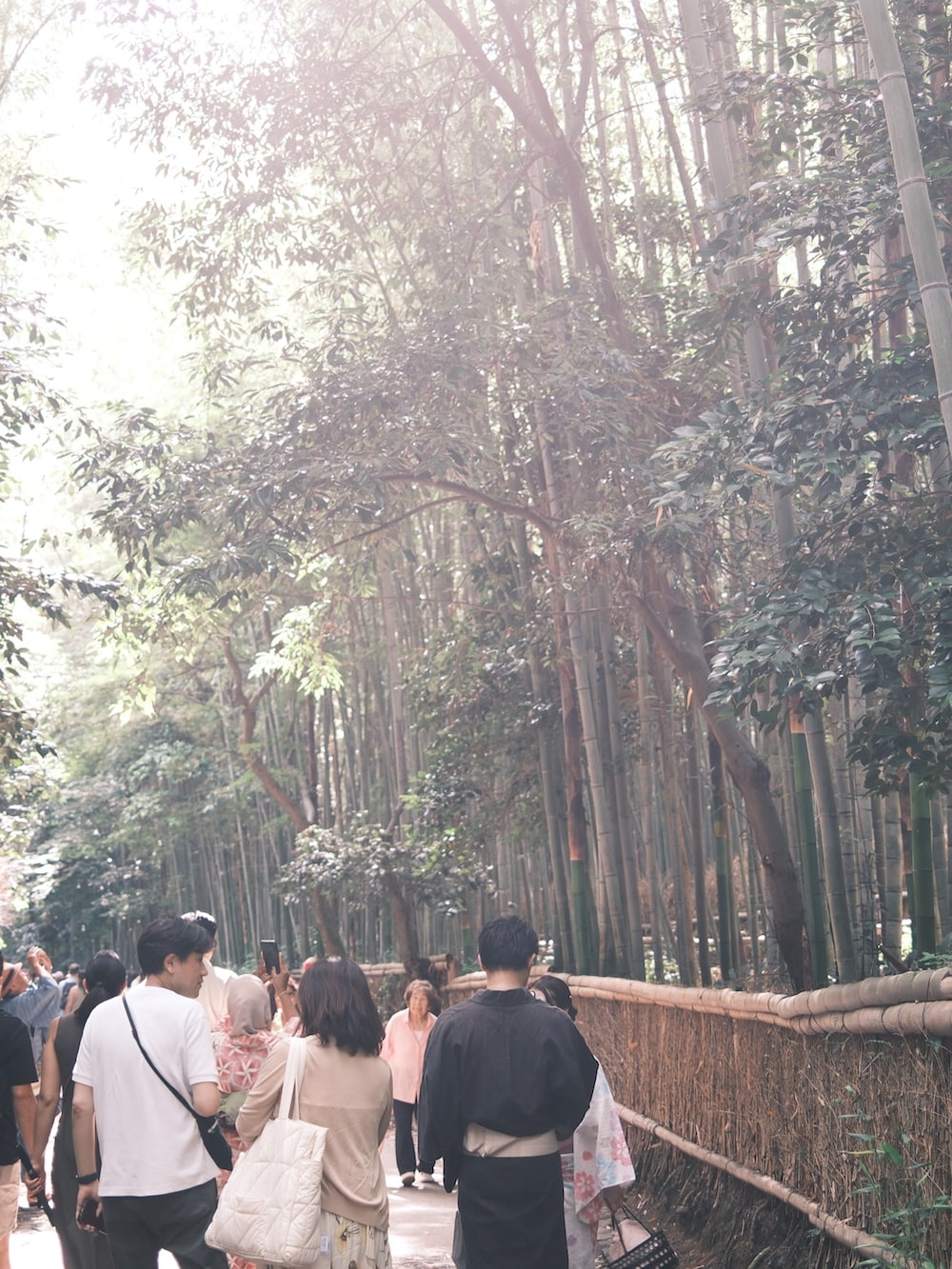 ブルー系のTシャツ/カットソー、ブラック系のショルダーバッグ、ブルー系のデニムパンツを着用したメンズの夏コーディネートの5枚目の写真